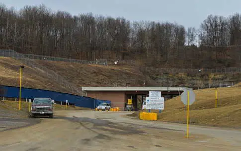 Elon Musk cible un système de retraite basé sur un processus obsolète basé sur papier dans une mine souterraine.