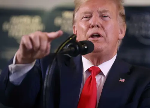 Trump accuse la Fed et Powell d'avoir créé de l'inflation après la décision sur les taux.