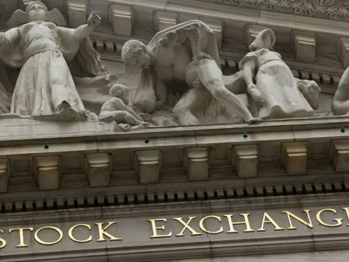 Les stocks dégringolent, le dollar s'envole alors que les tarifs de Trump déclenchent une guerre commerciale.