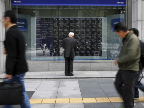 Les marchés asiatiques chutent alors que la guerre des tarifs de Trump s'intensifie.