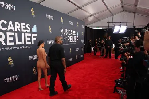 L'apparition de Kanye West et Bianca Censori aux Grammy Awards suscite un débat sur la mode et les dynamiques de pouvoir.