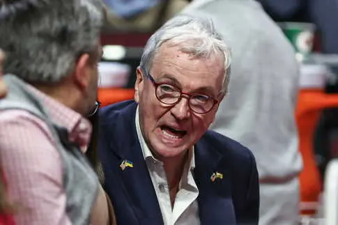 Le Gouverneur du New Jersey conteste l'Autorité Fédérale en hébergeant un migrant au-dessus d'un garage.