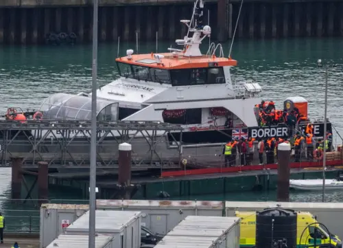 Le Gouvernement britannique dépense 3 000 livres par jour en vêtements et chaussures pour les migrants de la Manche: Rapport.