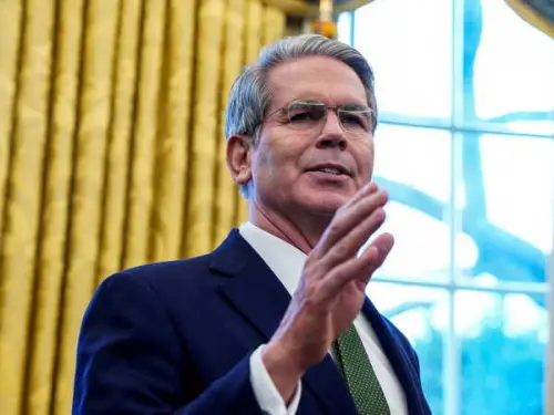 Le secrétaire du Trésor Scott Bessent appelle à ce que les réductions d'impôts de Trump soient rendues permanentes.