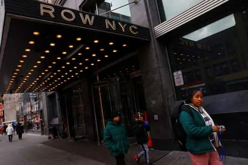 DOGE allègue que la FEMA a alloué 59 millions de dollars pour loger les migrants dans des hôtels de luxe à New York, suscitant la controverse.