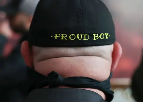 Église noire historique obtient le contrôle de la marque des Proud Boys après une décision judiciaire.
