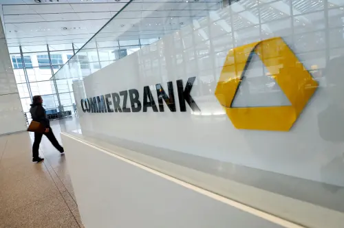 Commerzbank prévoit des suppressions d'emplois et de nouveaux objectifs pour éloigner UniCredit, indiquent des sources.