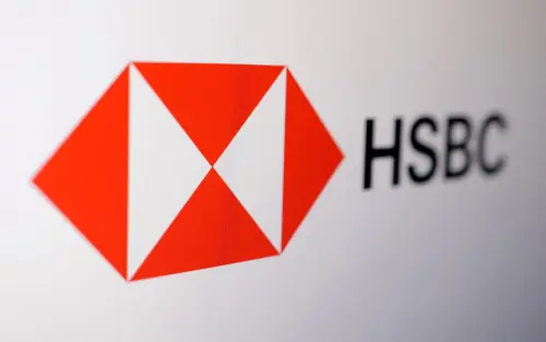 HSBC licencie 40 négociateurs à Hong Kong dans le cadre d'une restructuration visant à réduire les coûts, selon une source.