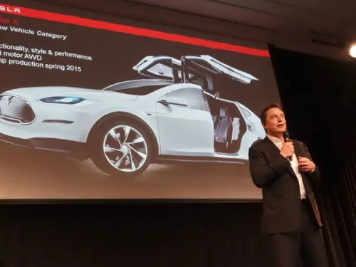 Les protestataires projettent l'image de Heil Tesla sur l'usine de Musk à Berlin.