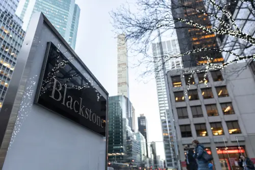 Exclusif : Blackstone cherche un prêt de 800 millions de dollars pour financer l'achat d'un bureau à New York, selon des sources.