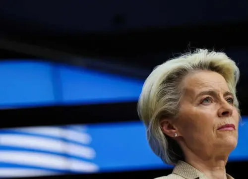 La cheffe de la Commission européenne promet une réponse aux tarifs douaniers sur l'acier de Trump