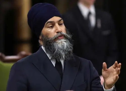 Singh promet des tarifs de 100% sur Tesla et la relance du programme d'incitation aux véhicules électriques.