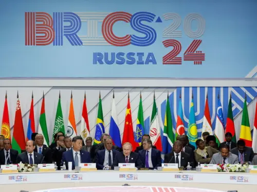 Trump menace d'imposer des tarifs de 100 % sur les nations des BRICS en raison de leurs efforts de remplacement du dollar.