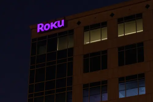 Roku prévoit un chiffre d'affaires annuel supérieur aux estimations grâce à de solides ventes publicitaires ; les actions bondissent.