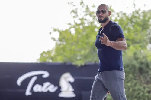 Des procureurs lèvent l'interdiction de voyage, permettent à Andrew Tate de quitter la Roumanie, indique une source.