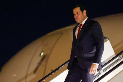 L'avion de Rubio revient après un problème mécanique, incertitude sur sa présence à la réunion avec Zelenskiy.