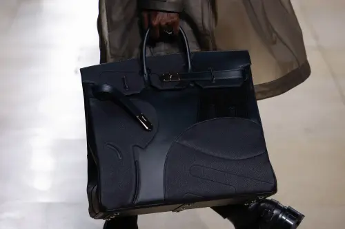 Le fabricant du sac Birkin, Hermès, creuse l'écart avec ses concurrents grâce à une hausse des ventes en fin d'année.