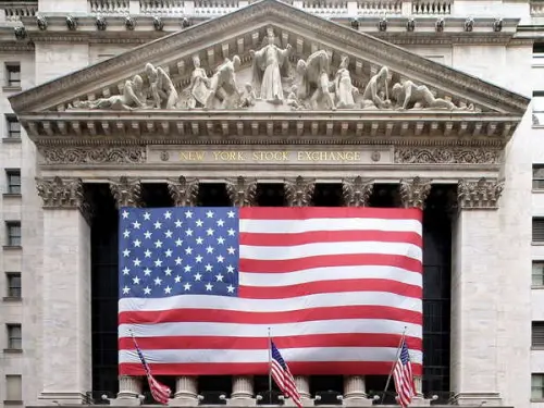 Le Dow Jones recule et le S&P clôture en correction alors que la guerre commerciale de Trump s'intensifie.