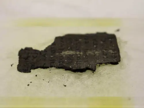 L'IA et les scientifiques s'unissent pour décrypter d'anciens parchemins carbonisés par le volcan Vésuve.