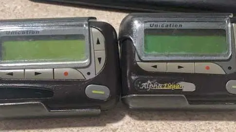 Netanyahu offre à Trump un vieux bip doré honorant une opération controversée contre le Hezbollah.