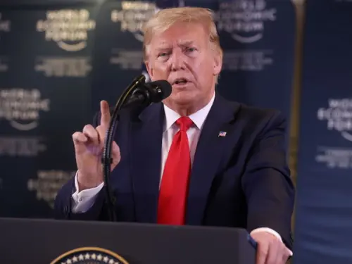 Trump dit à l'élite de Davos d'investir aux États-Unis ou de faire face à des tarifs.