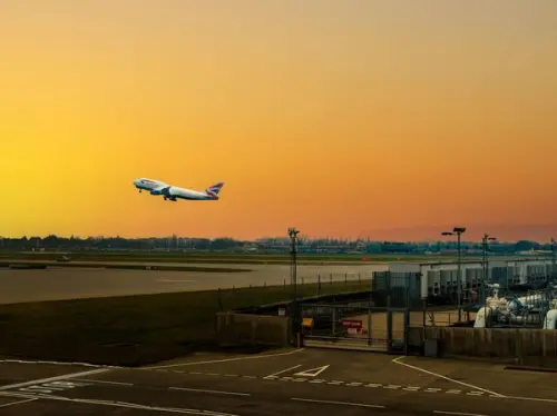 La Chancelière Rachel Reeves annonce son soutien à la troisième piste de l'aéroport d'Heathrow.