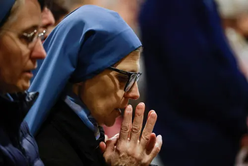 Le pape François demeure dans un état critique, annonce le Vatican.