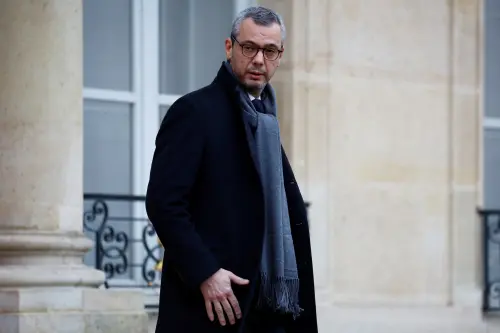 Le directeur de cabinet de Macron rejoindra la banque Société Générale, rapporte L'Opinion.