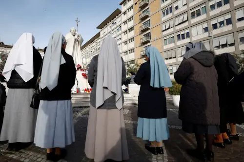 Le pape François, dans un état critique, a passé une nuit "bonne" à l'hôpital, annonce le Vatican.