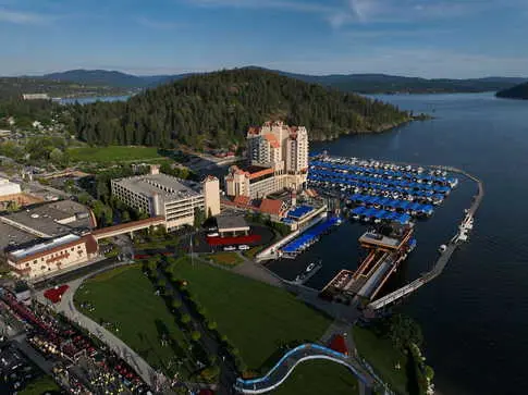 Des agents de sécurité privée expulsent de force une femme d'une réunion publique du parti républicain de l'Idaho.