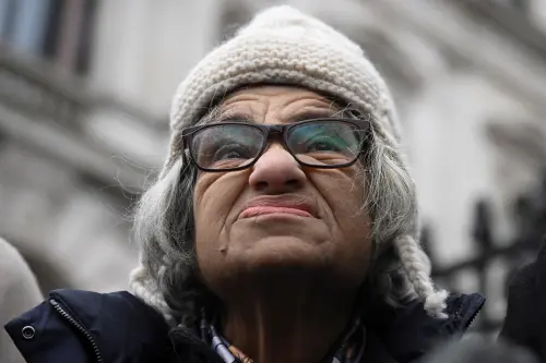 La mère en grève de la faim du dissident égypto-britannique emprisonné hospitalisée.