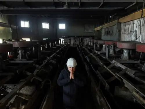 Les États-Unis et l'Ukraine finalisent un accord sur les minéraux des terres rares.