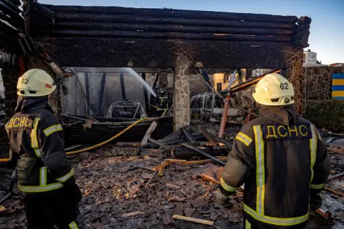 Des drones russes frappent la région de Kyiv en Ukraine, le secteur énergétique lors d'une attaque nocturne.