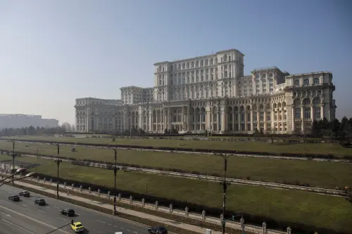 Les partis d'extrême droite roumains déposent une motion de censure contre le gouvernement pro-européen.