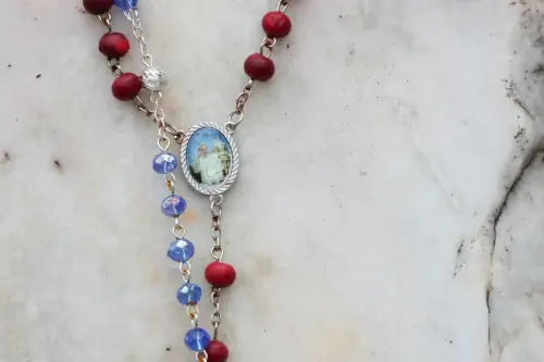 Le pape François alerte à l'hôpital alors que les Argentins de Rome prient pour lui.