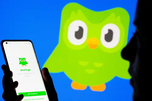 Duolingo prévoit un chiffre d'affaires annuel supérieur aux estimations grâce à l'adoption forte des fonctionnalités d'IA.