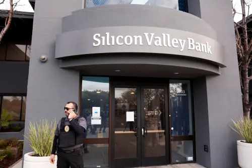 L'ancienne maison-mère de la Silicon Valley Bank peut poursuivre un recours de 1,93 milliard de dollars contre la FDIC.