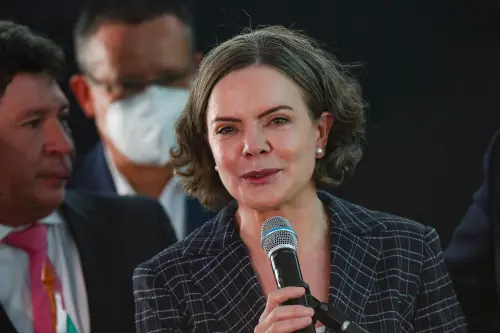 Lula du Brésil nomme Hoffmann ministre des relations institutionnelles.