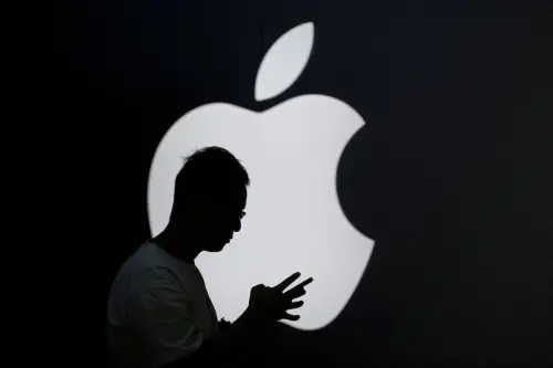 Trump compare la demande du Royaume-Uni pour les données des utilisateurs d'Apple à la surveillance chinoise.