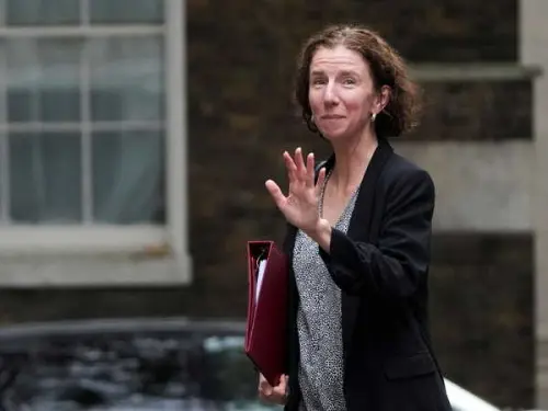 La ministre du Développement international Anneliese Dodds démissionne en raison de la réduction du budget de l'aide internationale.