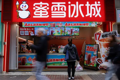 La chaîne chinoise de bubble tea Mixue bondit de 47 % lors de ses débuts, alors que les volumes d'IPO à Hong Kong rebondissent.