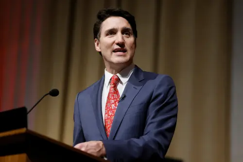 Les tarifs de représailles du Canada sur les biens américains débuteront mardi, déclare le Premier ministre Trudeau.