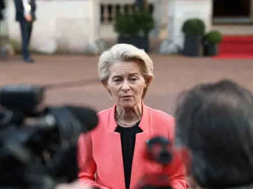 Le chef de l'UE offre aux constructeurs automobiles plus de temps pour respecter les règles d'émission et éviter les amendes.