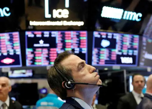 Wall St baisse après l'évaluation des marchés des données manufacturières et des tarifs.