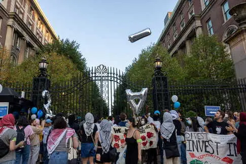 Trump menace de couper le financement fédéral en raison des manifestations étudiantes à travers le pays.