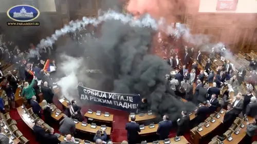 Des grenades fumigènes lancées au parlement serbe, un législateur fait un AVC.