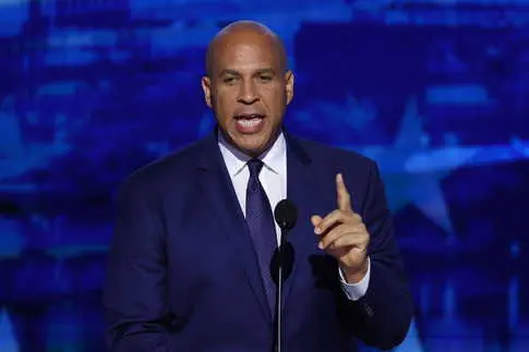 Les sénateurs démocrates critiqués pour avoir publié des vidéos anti-Trump identiques.