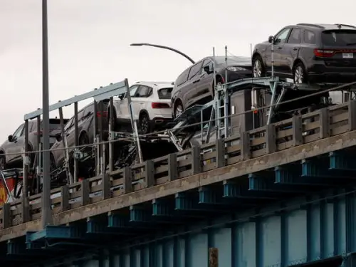 Trump annonce un report d'un mois sur les tarifs imposés par le Canada et le Mexique aux constructeurs automobiles.