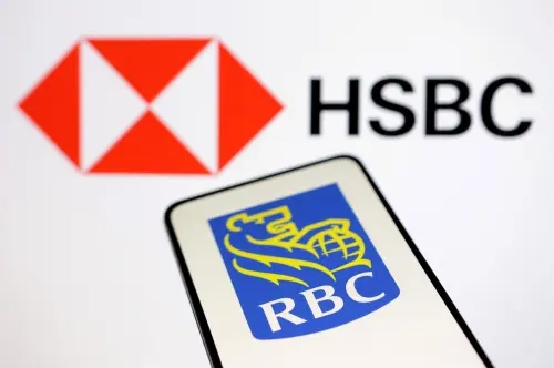 Les PDG de la RBC et de la Banque Nationale du Canada obtiennent des augmentations de salaire après des méga-accords.
