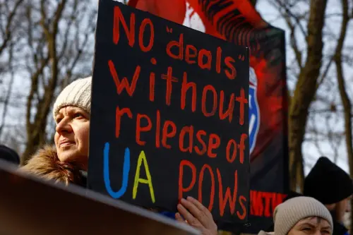 Les familles des prisonniers de guerre ukrainiens observent avec anxiété les efforts pour la paix.
